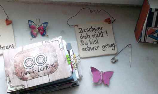 Das Lokus-Buch auf dem leicht erreichbaren Ehrenplatz im Lokus neben den Schmetterlingen
